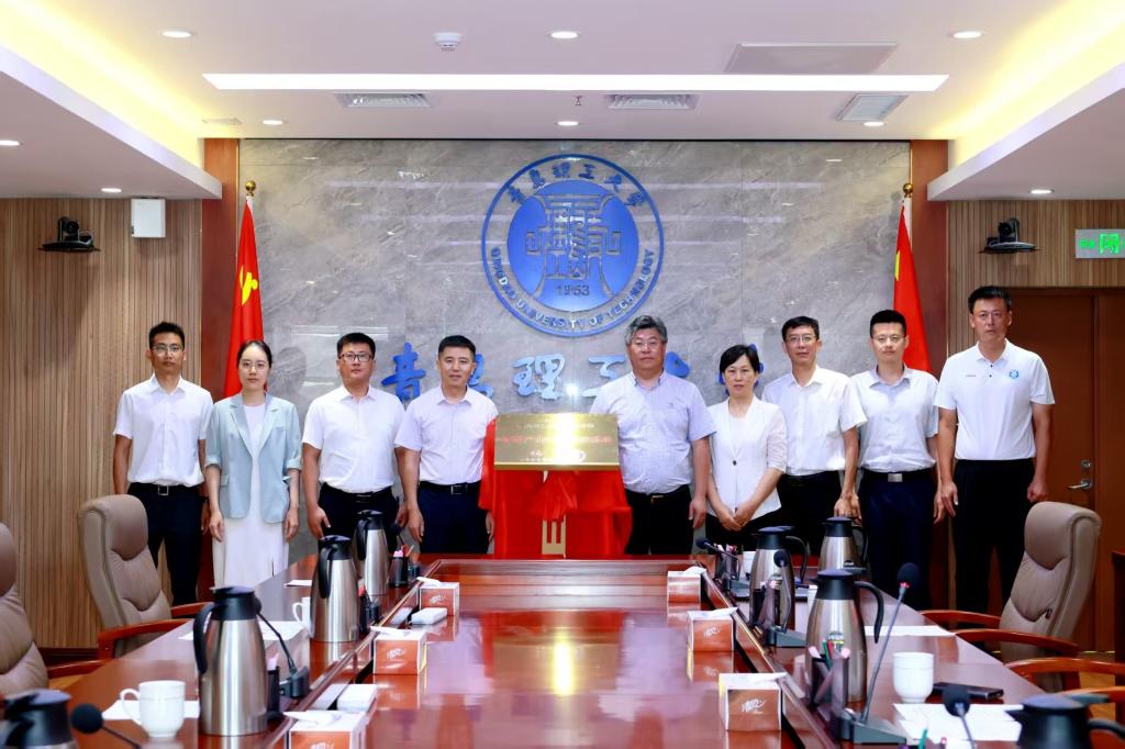 青岛体育集团与学校yl23455永利集团 共建体育产业合作基地